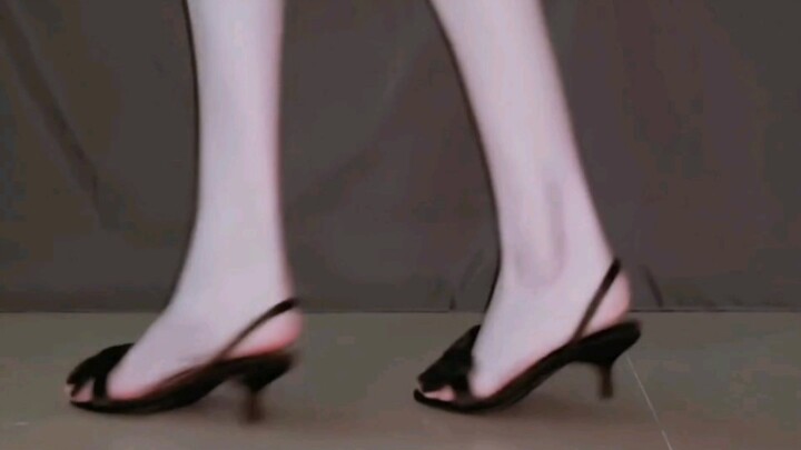 Dicoba langsung di kaki, hak sedang cocok untuk perempuan yang baru mulai memakai sepatu hak tinggi.