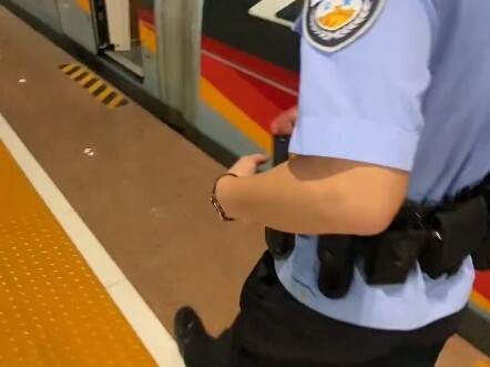 不能出来抽吗  为什么要在车上抽