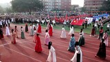 Pertunjukan tari klasik “Pipa” dibawakan pada upacara pembukaan pertemuan olahraga sekolah.