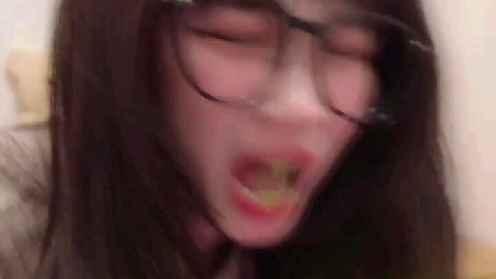 ฉีกวางตุ้งเข้าไปในปากของบิโล