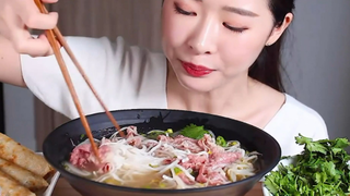 Cô Gái Hàn Quốc mukbang Phở Việt Nam #mukbang #mukbangASMR