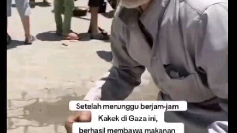 Setelah nunggu beberapa jam akhir nya kakek ini membawa pulang makanan untuk keluarga nya di rumah