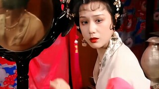 This headdress is so beautiful, the makeup and the person complement each other