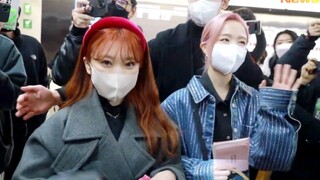 هوندا هيتومي ويابوشي ناكو ظهرتا معًا يداً بيد في مطار كوريا الجنوبية اليوم!