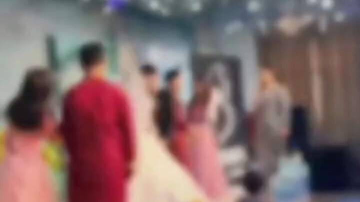 MC yêu cầu chú rể hôn cô dâu, nhưng rồi phù rể lại trực tiếp hôn cô dâu, chiếm hết spotlight!