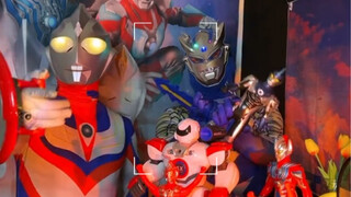 Ultraman di sini untuk memberimu hadiah