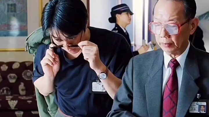 ผู้บัญชาการตำรวจบีบให้เฉิงหลงรับบทเป็นสามีของผู้ต้องสงสัยเพื่อสืบคดี