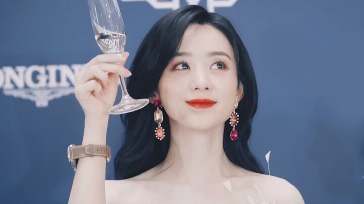 “Mari kita bersulang untuk kebebasan.”