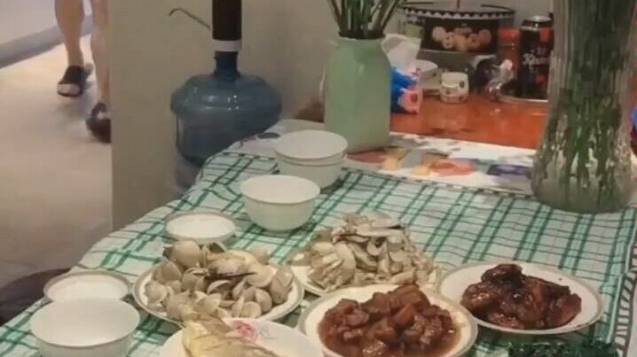 Come to the bureau chief's house for dinner