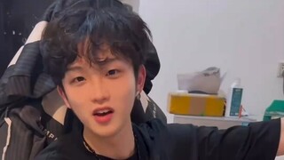 Một cậu bé phát hiện cô gái đang dùng nạng trong một bộ phim truyền hình. Dùng nạng như vậy có sai k