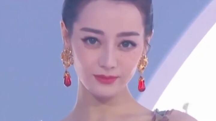 Back then, on the GQ red carpet, styling Dilraba’s hair up was one of Lao Jia’s rare moments of bril