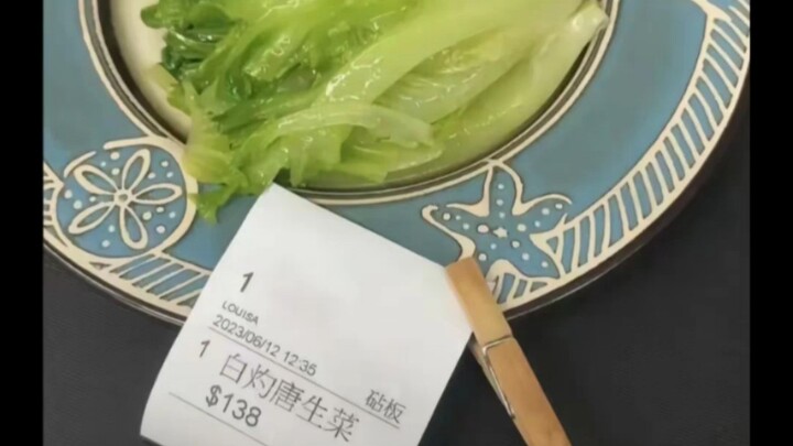 Shanghai has its own “Hu Coin”—just a few lettuce leaves! Even if I rushed to the market to grab two