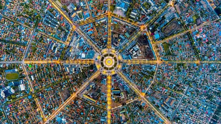 سأصطحبك في جولة بانورامية فوق عشر مدن فريدة، هل تعرفها جميعًا؟