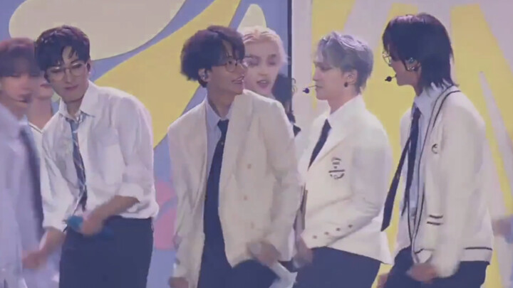 I really like the way the powerless trio is struggling to survive. Please form a team immediately.