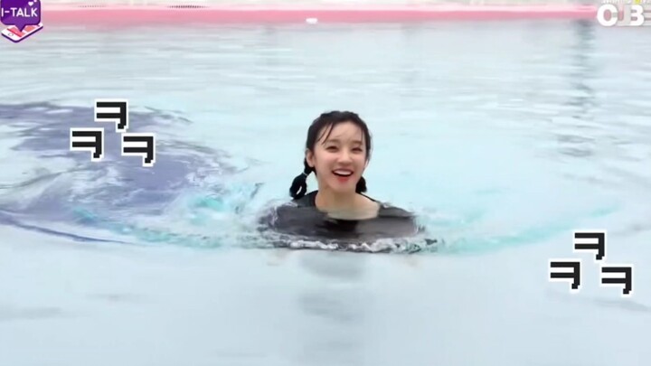 [(G)I-DLE] يوي تسبح مثل الجرو الصغير ههههه كم هي ظريفة!