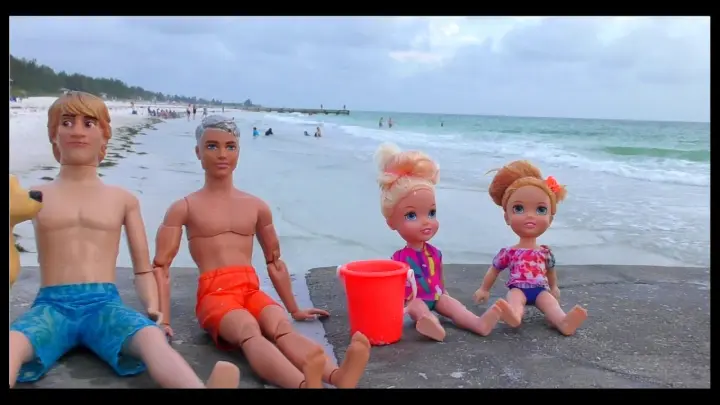Family beach day ! Elsa & Anna toddlers - sand play