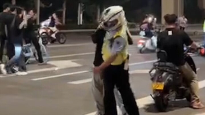"Zhengzhou Electric Motorcycle Rider Provokes Traffic Police"