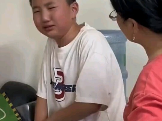 ทำหน้าตลกใส่เขาตอนที่น้องชายของฉันโดนตี