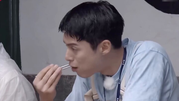 Wang Hedi is really a good socialite (and he also enjoys eating)