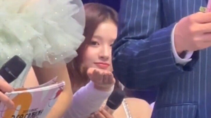 NMIXX precisely spotted fans amidst the crowd and greeted them—kinda funny style, but so genuinely h