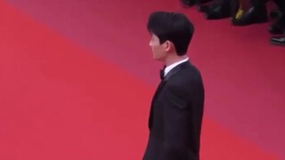 Zhu Yilong, I've seen many celebrities lingering on the red carpet and refusing to leave, but this i