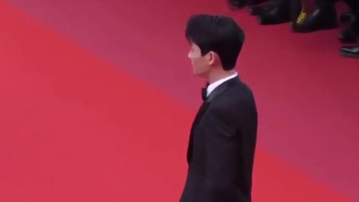 Zhu Yilong, I've seen many celebrities lingering on the red carpet and refusing to leave, but this i