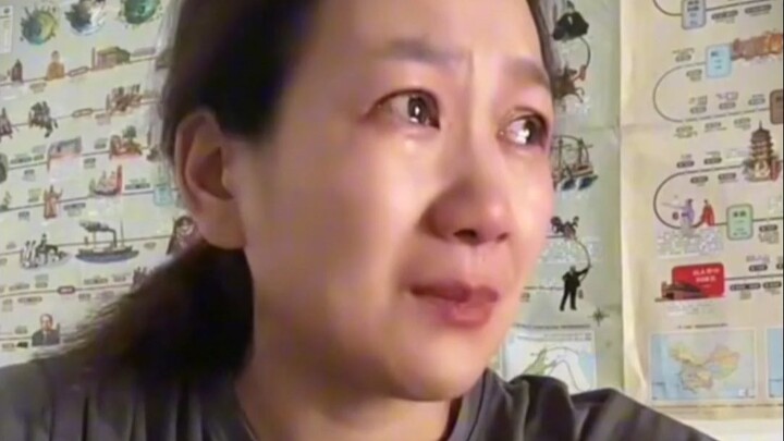 Shenren TV: A bizarre mom beats her daughter for not giving a gift to the teacher, then unexpectedly