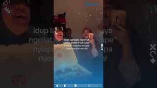 Menolak Terkejut! Wanita Ini Tak Jadi Kaget saat Lihat Sendal Teman-temannya di Depan Kos