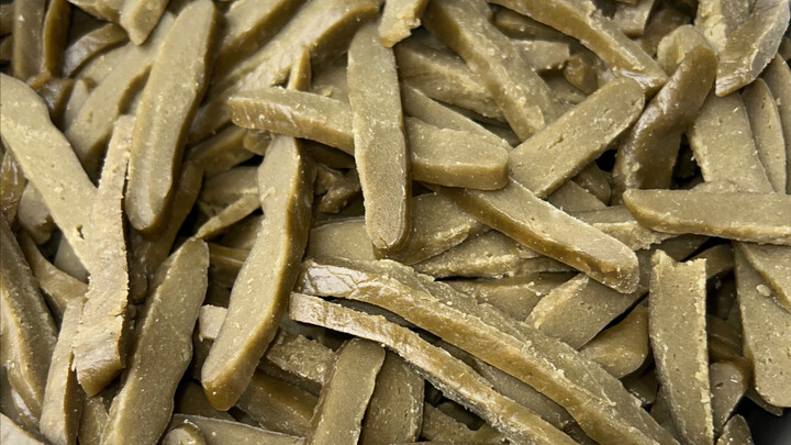 Hari ini aku membuat "jisi teng" untuk dijual ke desa.