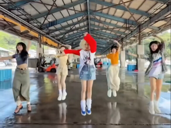 Bản dance choreography của ca khúc chủ đề trong album tiếng Nhật này của các bạn i-dle khá đẹp mắt, 