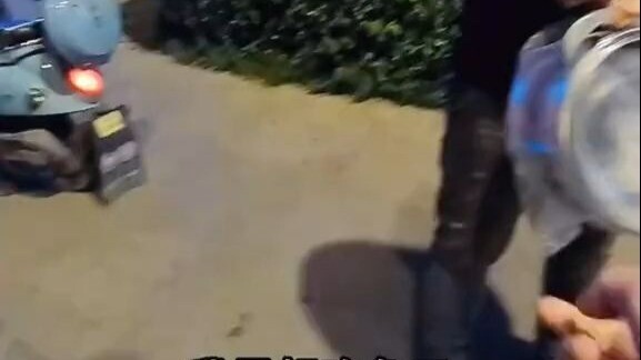 เชื่อมั้ยว่าพี่ชายยอมซื้อหม้อสองใบเพื่อมาทำปลาที่ฉันขายกินโดยเฉพาะ!