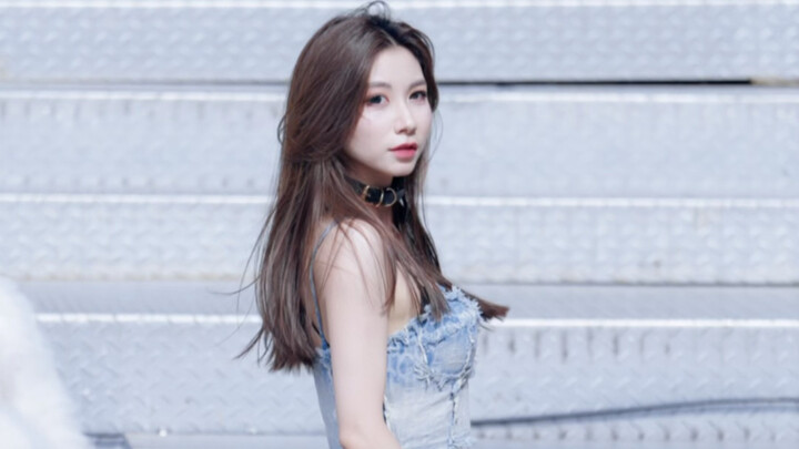 【Vì màu đỏ – HyunA】Vừa quỳ xuống thì tất da đã bị sờn chỉ rồi