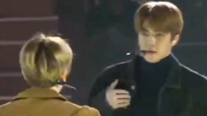 Wu Shixun dan Byun Baekhyun saling berhadapan