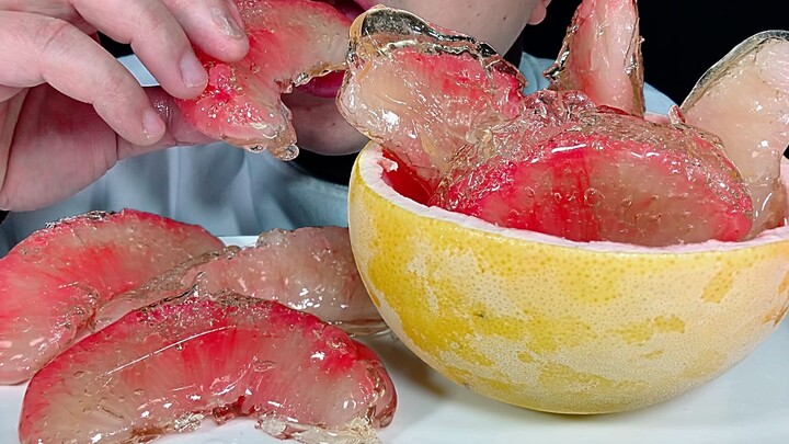Eating frozen rock-sugar red-fleshed pomelo, listening to the sound of frozen rock-sugar red-fleshed