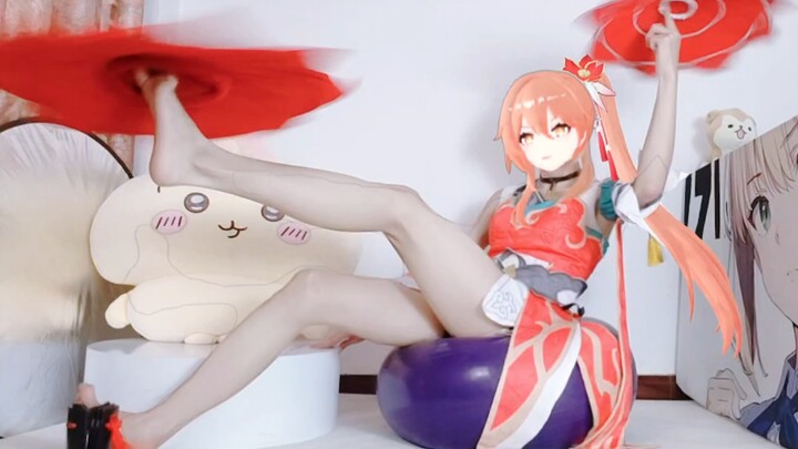 Vừa xoay khăn quấn chân, vừa gõ sạp nhanh