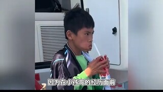 赤岭亮哥：三岁骑三轮摩托，四岁智斗人贩子，五岁火烧土地庙，六岁大闹北海幼儿园，七岁大闹南山小学，八岁被开除学籍，九岁立志勇闯南沙群岛，十岁漂流大海当海贼王
