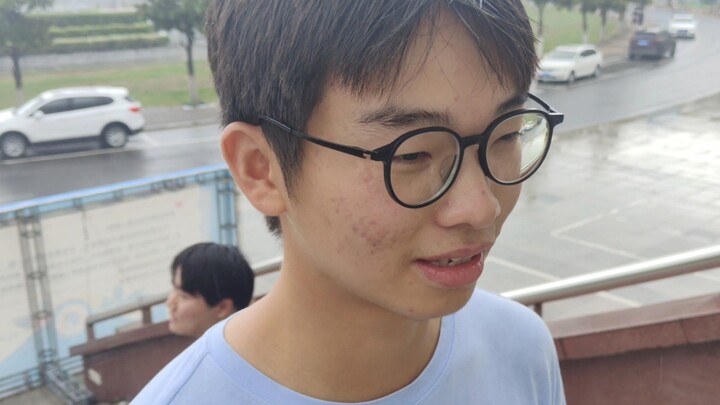 لأن زميلي قال إنني أشبه ورقة الـ"سان يه"، لذلك قمت بالتصوير.