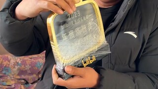 Selamat untuk ayahku yang memenangkan penghargaan tahunan untuk meningkatkan jumlah penggemar dan ma