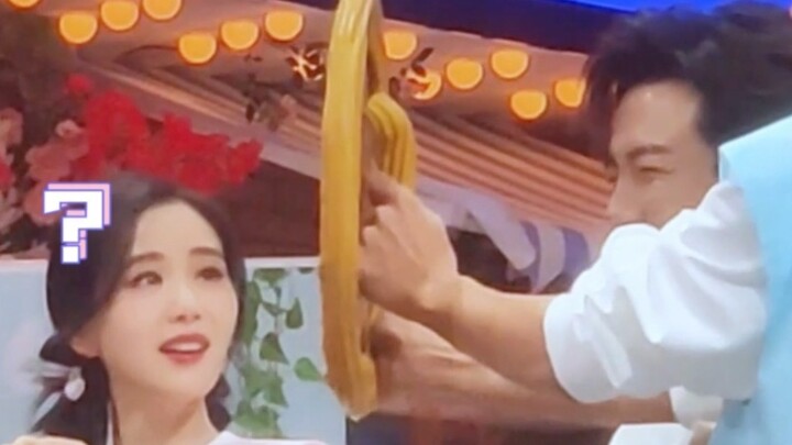 Laughing to death! Liu Shishi’s water-splashing game was too gentle and her impatient opponent helpe