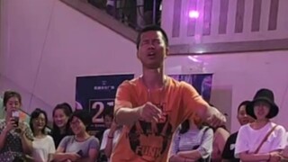 mc都被小伙的跳街舞表情吸引住了，忘记倒计时了，硬是让小伙跳一倍的时间。