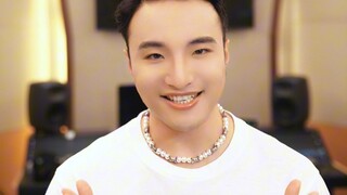 On August 17th, I will hold my first offline concert in Shanghai, see you there!!