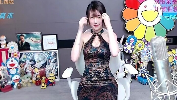 Gaun Cheongsam belahan tinggi dengan stoking hitam dan sepatu hak tinggi, taktik mundur