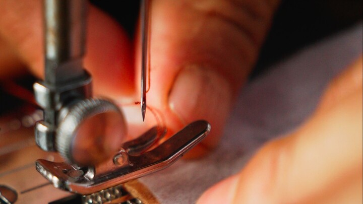 Pria berbaju biru dan hujan berkabut itu tampak seperti teman lama yang kembali. Rok berwajah kuda i