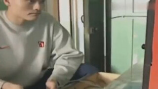 Rekaman asli Yao Ming sedang berjalan di jalan dan bermain game di asramanya pada tahun 1998. Dia sa