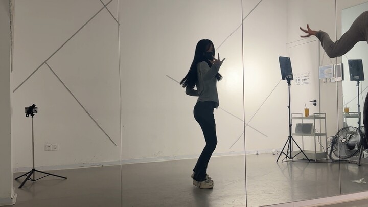 ในที่สุดฉันก็มาถึงห้องซ้อมแล้ว! ท่าเต้นในฉากเลิฟวีฟที่ส่งไปก่อนหน้านี้ยังทำไม่ถูกต้องเลย ร้อนมาก... 