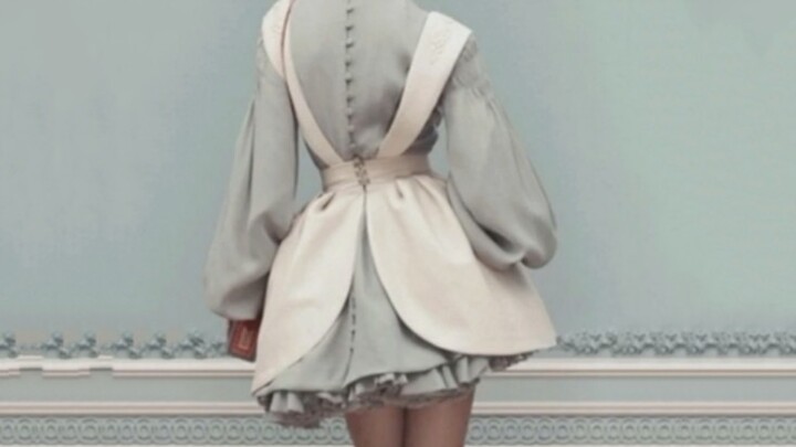 Help! Girls look *so* good in tiny short skirts!!