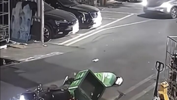 รถบรรทุกใหญ่ช่างไร้ยางอายจริงๆ ไม่มีสามัญสำนึกบ้างเลยหรือไง?