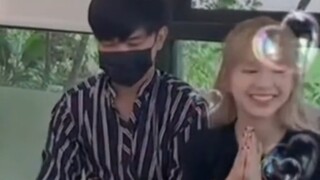 【BABYMONSTER】chiquita给粉丝签名，爸爸在一旁替女儿背着包包