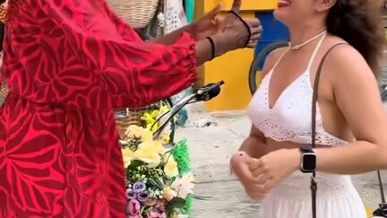 Pemilik toko kerudung di Cartagena, Kolombia, membuat para wisatawan seketika berubah aura mereka