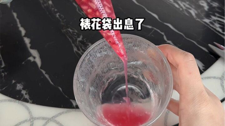 The first pomegranate drink of autumn must be cracked open by the person you love.